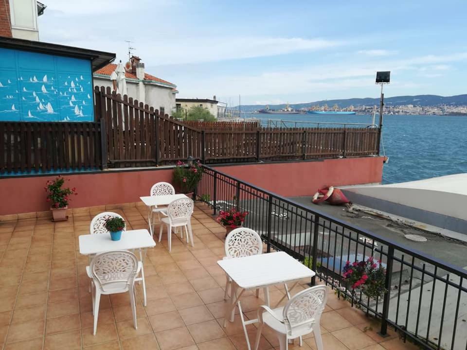 Hotel La Bussola Муджа Екстер'єр фото